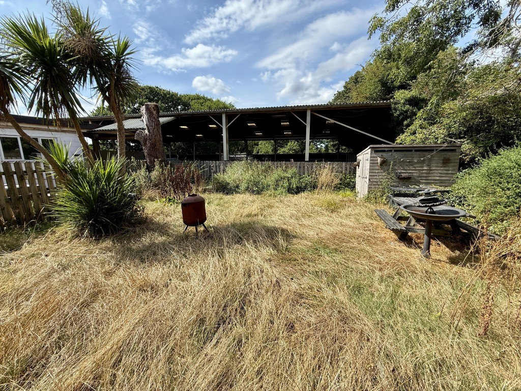 Lot: 80 - EQUESTRIAN FACILITY - INDOOR MANÈGE, STABLES, PADDOCKS AND ACCOMMODATION - Flat five - Garden